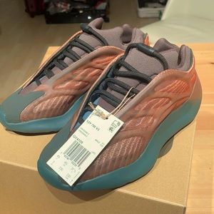 brand new yeezy 700 size 5 （6 in wemen）